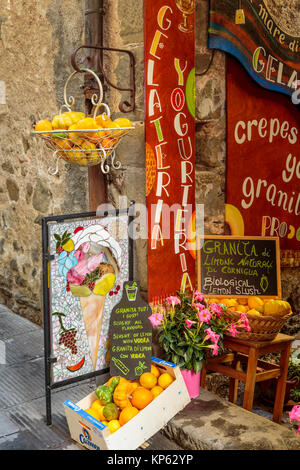 Boutiques et magasins afficher leurs produits dans les rues étroites de Corniglia, Cinque Terre, Italie, Europe. Banque D'Images