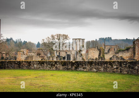 ORADOUR SUR GLANE, FRANCE - Décembre 03, 2017 : le point de vue du clocher de l'église dans les ruines du village détruit par les Nazis le 10 juin 1944 Banque D'Images