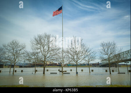 Avis d'inondation le long du Cincinnati Riverfront. © 2014 Studio 66 Mark Bealer info@studio66foto.com www.studio66foto.com Inc. 513-871-7960 Banque D'Images