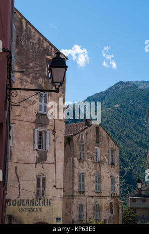 Corse : Détails de l'ancien signe d'une boulangerie et pâtisserie dans les ruelles de la Citadelle de Corte, célèbre vieux village de la Haute Corse Banque D'Images