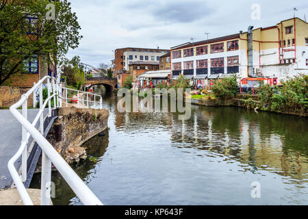 Studios à Canal, Orsman Road, vu de l'autre côté de Regent's Canal, Shoreditch, London, UK Banque D'Images