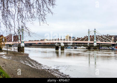 Avis de Battersea Bridge du remblai à Battersea, Londres, UK Banque D'Images