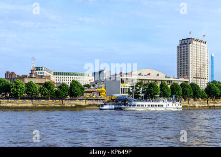 Vue sur le Royal Festival Hall et le Festival Pier sur la Tamise pour Victoria Embankment, London, UK Banque D'Images