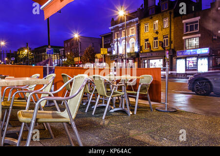 Des tables et des chaises à l'extérieur d'un café à Islington, Londres, Royaume-Uni, après la tombée de la Banque D'Images