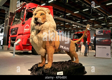 HELSINKI, FINLANDE - le 11 juin 2015 : l'Homme Lion et l'homme nouveau camions Euro 6 affiché à la logistique Services Transport 2015. Banque D'Images