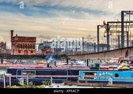 Les Infirmières de l'tour de l'eau et St Pancras International Station à partir de St Pancras, Regent's Canal, Londres, Royaume-Uni, 2015 Banque D'Images