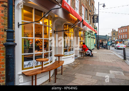 La high street, dans le village de Highgate, Londres, Royaume-Uni, sur un soir de Décembre Banque D'Images