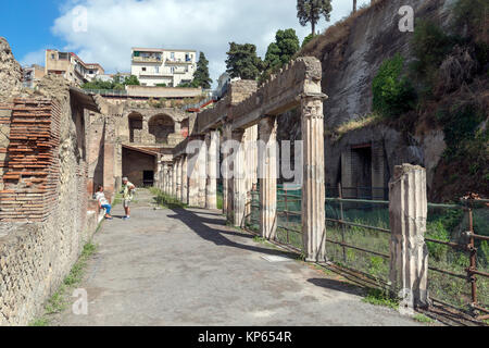 Les touristes sur une rue dans les vestiges romains à Herculanum (Ercolano), Naples, Campanie, Italie Banque D'Images