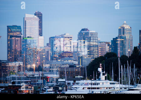 Yachts de luxe bateaux Lake Union Seattle Downtown City Skyline Banque D'Images