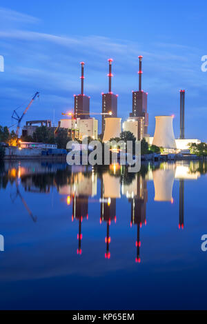 Power Plant à Berlin lichterfelde l'heure bleue Banque D'Images