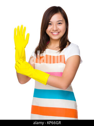 Jeune femme au foyer de l'usure avec des gants en plastique Banque D'Images