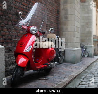 L'un rouge un scooter Vespa vintage Banque D'Images