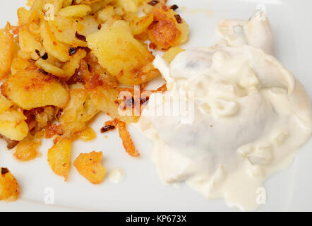 En hareng sauce crème sure avec pommes de terre rôties Banque D'Images