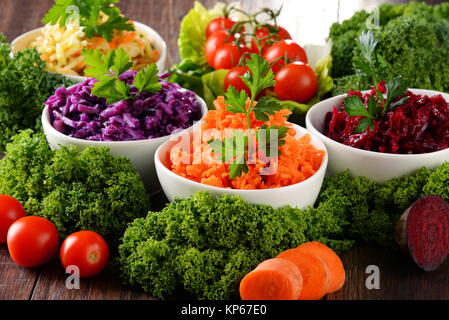 La composition avec quatre bols à salades de légumes sur la table en bois Banque D'Images