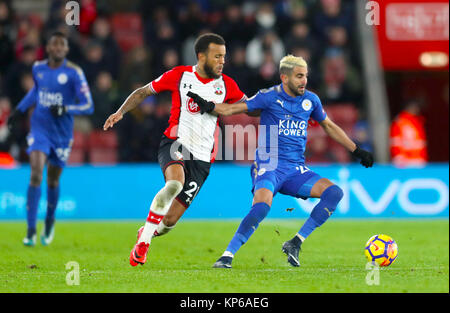 Southampton Ryan Bertrand (à gauche) et Leicester City's Riyad Mahrez bataille pour la balle durant le premier match de championnat à St Mary's Stadium, Southampton. Banque D'Images