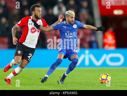 Southampton Ryan Bertrand (à gauche) et Leicester City's Riyad Mahrez bataille pour la balle durant le premier match de championnat à St Mary's Stadium, Southampton. Banque D'Images