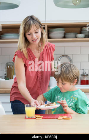 ENFANT DE MANGER Banque D'Images