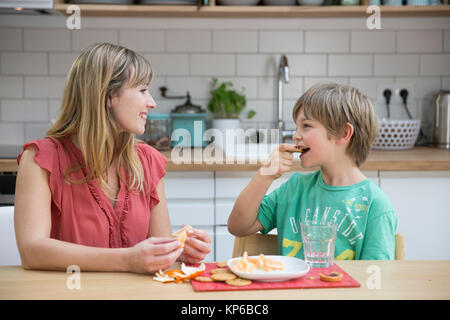 ENFANT DE MANGER Banque D'Images