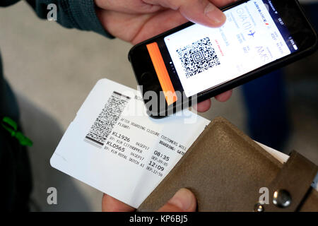 L'aéroport de Genève. E-ticket sur l'Iphone. La Suisse. Banque D'Images