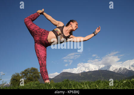 Alpes françaises. Massif du Mont-Blanc. Woman doing yoga méditation sur la montagne. La France. Banque D'Images