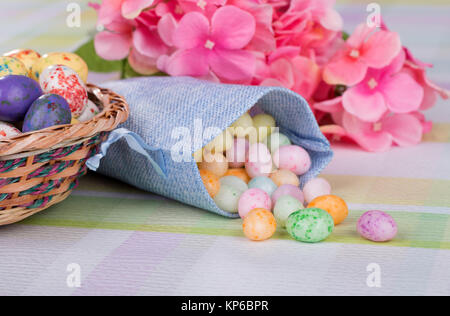 Easter jelly bean candy dans un sac de tissu bleu sur une table Banque D'Images