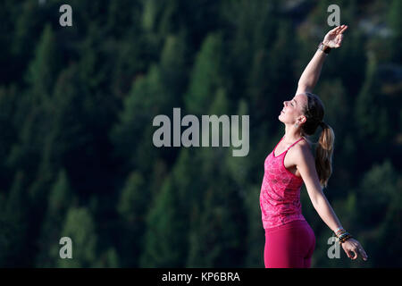 Woman doing yoga et méditation à l'extérieur. Saint-Gervais. La France. Banque D'Images