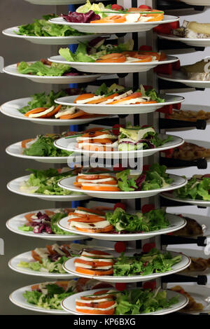 Cantine. Les plaques avec de la salade. La France. Banque D'Images