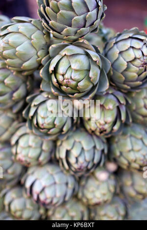 Artichauts frais pour la vente sur la rue du marché. Dalat. Le Vietnam. Banque D'Images