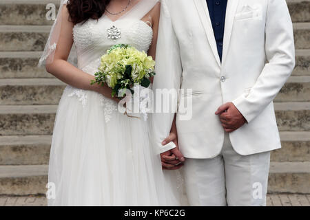 Couple de jeunes mariés. Mariée et le marié. Dalat. Le Vietnam. Banque D'Images