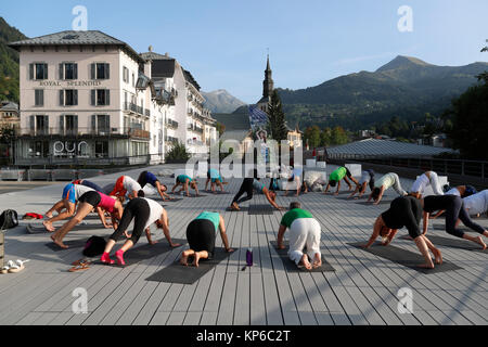 Grande classe de yoga en plein air strecthing les jambes. Saint-Gervais Mont-Blanc. La France. Banque D'Images