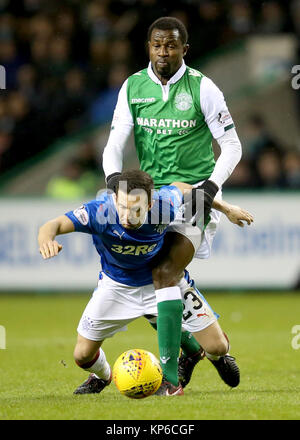 L'Hibernian Efe Ambrose et Rangers' Jason Holt bataille pour la balle durant le match de championnat écossais de Ladbrokes Easter Road, Édimbourg. Banque D'Images