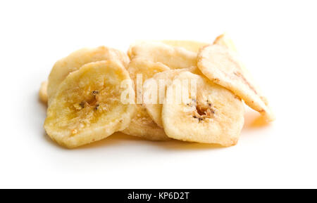 Chips de banane séchée isolé sur fond blanc. Banque D'Images