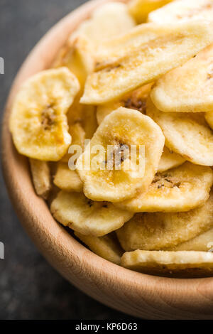 Chips de banane séchée dans bol en bois. Banque D'Images