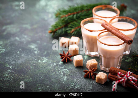 Cocktail de Noël de poule de cannelle et de muscade râpée. Selective focus Banque D'Images