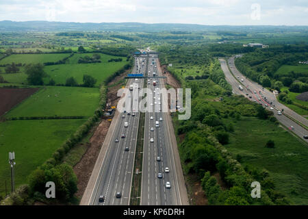 Une vue de l'autoroute M1 et et un453 Ashby Road à partir de l'air, pris à partir d'un aéronef en approche finale de l'aéroport de East Midlands dans le Leicestershire. Banque D'Images