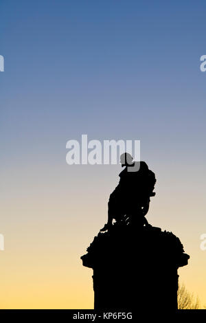 William Shakespeare statue au lever du soleil. Silhouette. Stratford Upon Avon, Warwickshire, Angleterre Banque D'Images