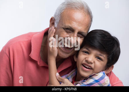 Portrait d'heureux grand-père et petit-fils Banque D'Images