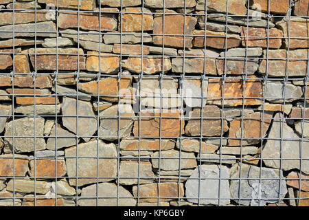 Avec des pierres naturelles de gabions Banque D'Images