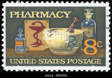 États-unis D'AMÉRIQUE - circa 1972 : timbre imprimé en Amérique latine montrent généralement les éléments de l'image dans une pharmacie, mortier et pilon, bol d'Hygie, vers Banque D'Images