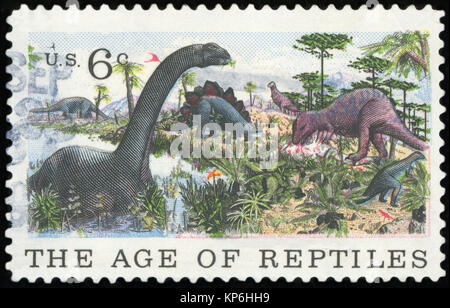 États-unis D'AMÉRIQUE - circa 1969 : timbre imprimé aux États-Unis montre le brontosaure, Stegosaurus & Allosaurus, l'âge des reptiles, vers 1969 Banque D'Images