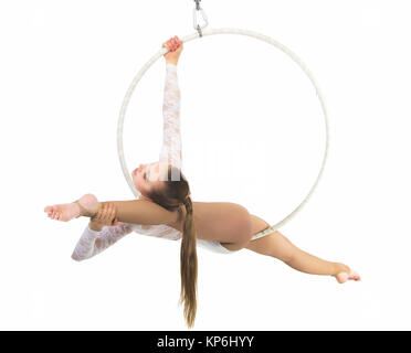 Une jeune femme exécute les éléments acrobatiques dans l'anneau d'air. Des performances en studio sur fond blanc. Banque D'Images