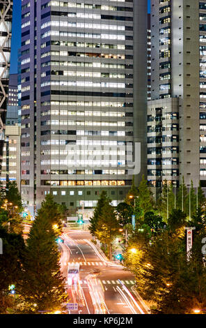 Les fenêtres du bâtiment de bureau s'allument la nuit Banque D'Images