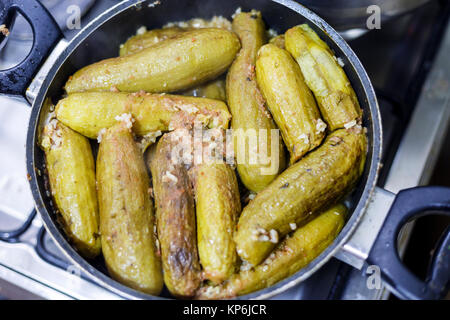 Courgette farcie (kousa mahshi) dans la cuisine. Banque D'Images