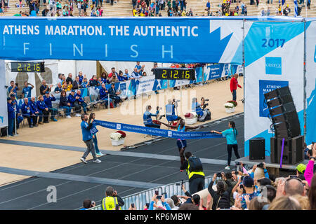 Samuel Kalalei du Kenya de franchir la ligne d'arrivée 1er. Marathon d'Athènes 2017 Banque D'Images