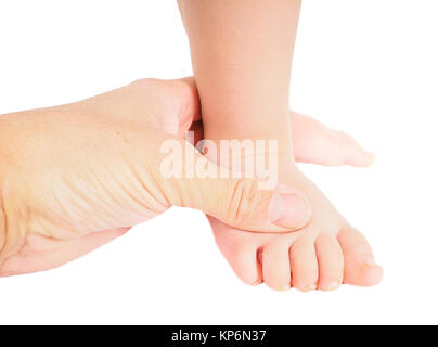 Homme main tenant fermement autour d'un pied d'enfant isolé sur blanc Banque D'Images