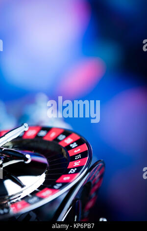 Thème Casino. Image à contraste élevé de la roulette de casino et de poker jetons sur un arrière-plan flou. Place pour le texte. Banque D'Images