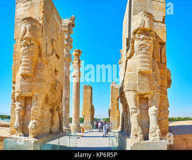 PERSEPOLIS, IRAN - le 13 octobre 2017 : La grande entrée de toutes les nations Gate (Porte de Xerxès à Persépolis) site archéologique avec des statues géantes de Lama Banque D'Images