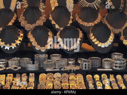 Une sélection de bijoux faits à la vente à un décrochage sur un marché à Hayes Galleria, près de London Bridge dans le centre de Londres. Bijoux sur mesure pour la vente. Banque D'Images