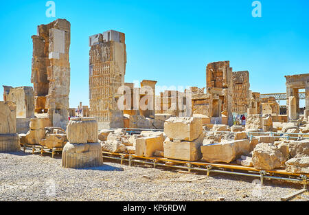 Vestiges de centaines de colonnes Hall avec soulagement complexes sur des portes en pierre, ruiné piliers et statues, Persepolis, Iran. Banque D'Images