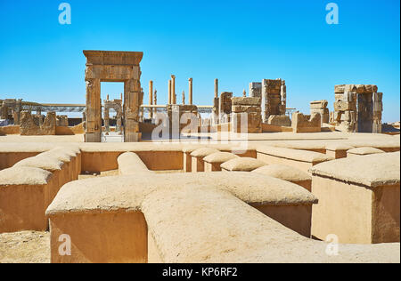 Portes en pierre préservé de centaines de colonnes Hall, situé à Persépolis site archéologique, l'Iran. Banque D'Images